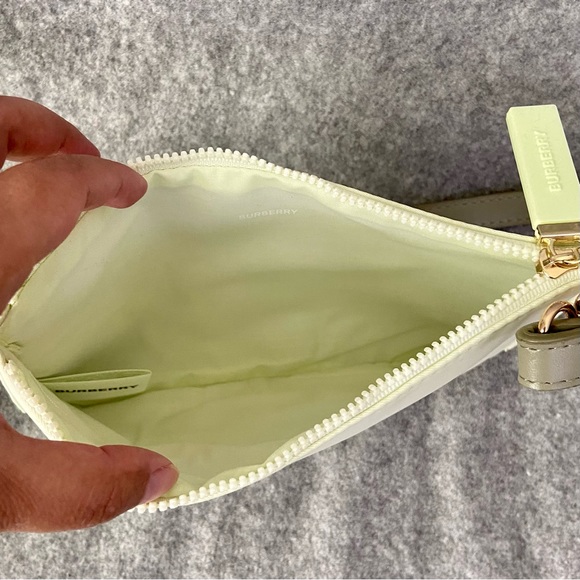🆕 Burberry Cosmetic Pouch Converted Shoulder Bag with Wristlet Lime Green - Picture 7 of 13